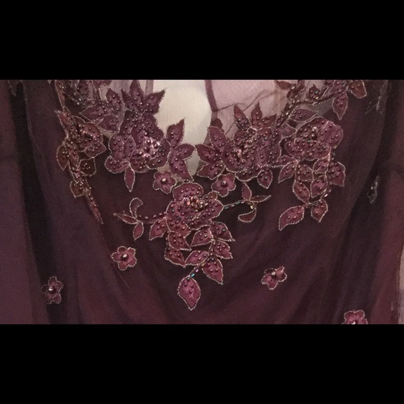 🌺Beautiful Burgundy/Wine Gown🌺 - Picture 6 of 8